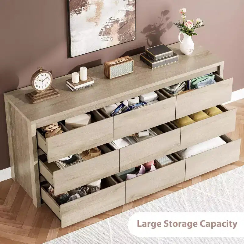 Grande commode en bois à neuf tiroirs