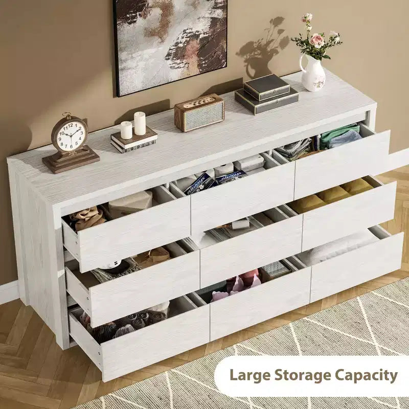 Grande commode en bois à neuf tiroirs