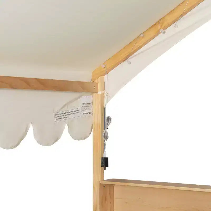 Lit au sol en bois en forme de maison