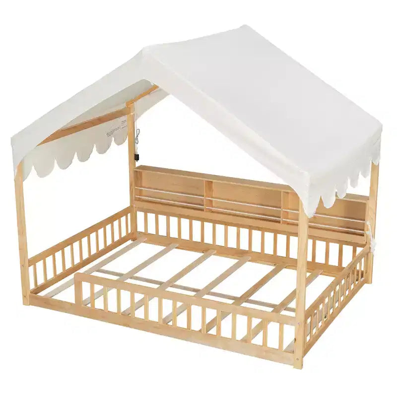 Lit au sol en bois en forme de maison